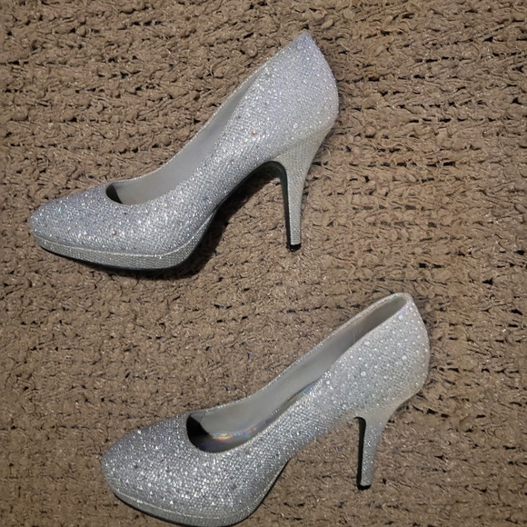 🔥🔥HP🔥🔥9-24-24🔥🔥WOMENS SILVER SLIPPERS GLITTER SPARKLE HEELS SILVER SIZE 7 - Picture 4 of 9